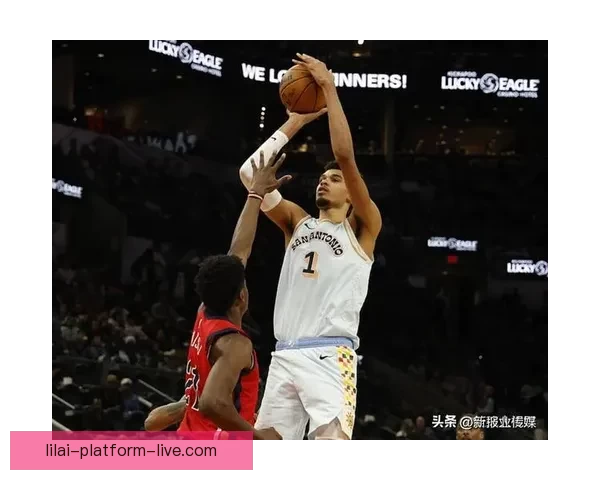 伊森首发回归贡献17分8助攻 队友支持成困境中最大依靠