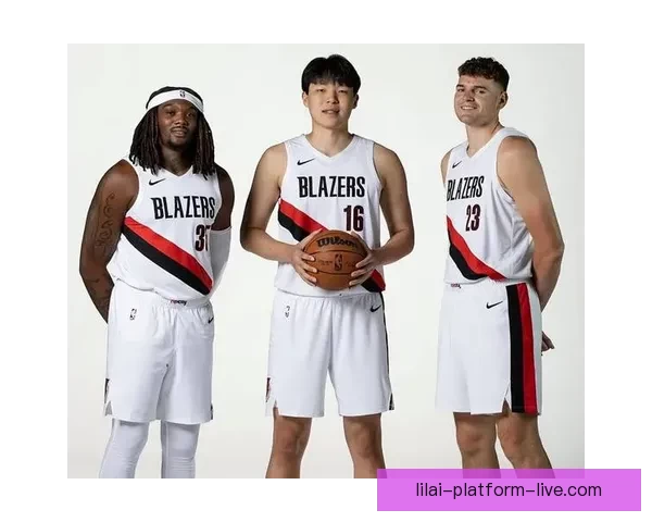 开拓者全家福定格克林根C位杨瀚森紧随昔日老大角落利拉德